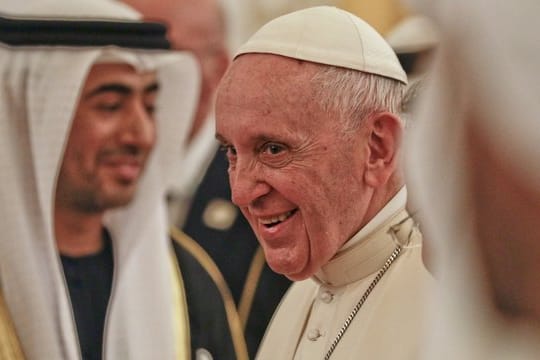 Papst Franziskus bei seiner Ankunft am Flughafen von Abu Dhabi.