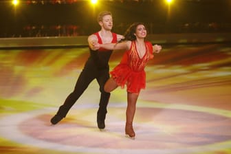 Timur Bartels und Amani Fancy: Die beiden tanzten sich bis ins Halbfinale, dann trat der Schauspieler nicht mehr aufs Eis.