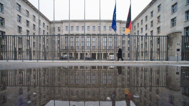 Die höchsten Ausgaben für Expertise von außen meldeten das Finanzministerium. Die höchsten Ausgaben für Expertise von außen meldeten das Finanzministerium.