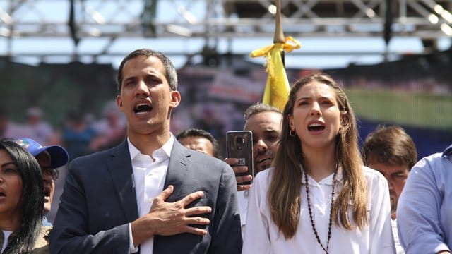 Hoffnungsträger der Opposition: Juan Guaidó und seine Frau Fabiana Rosales vor seinen Anhängern. Hoffnungsträger der Opposition: Juan Guaidó und seine Frau Fabiana Rosales vor seinen Anhängern.