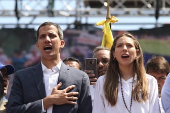 Hoffnungsträger der Opposition: Juan Guaidó und seine Frau Fabiana Rosales vor seinen Anhängern.