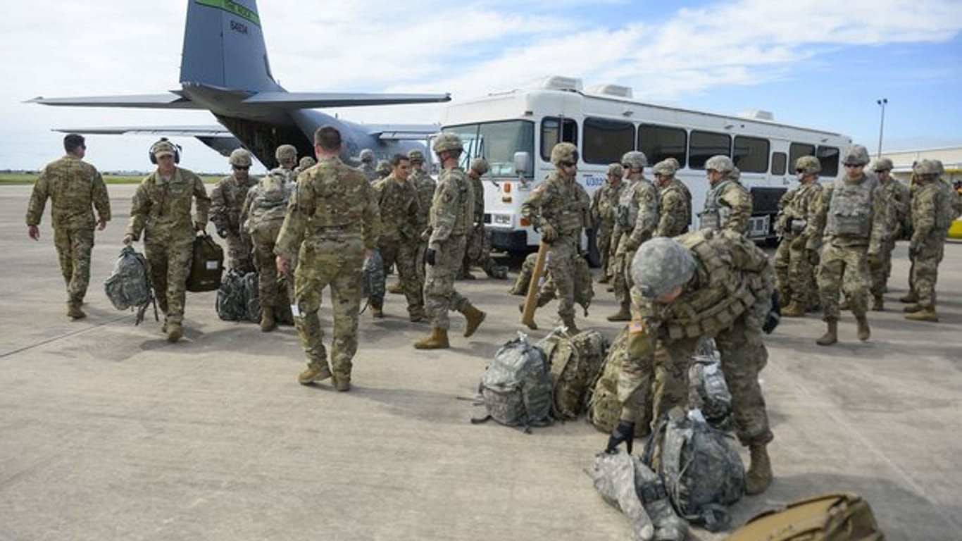 US-Soldaten auf dem Weg zu einer Transportmaschine.