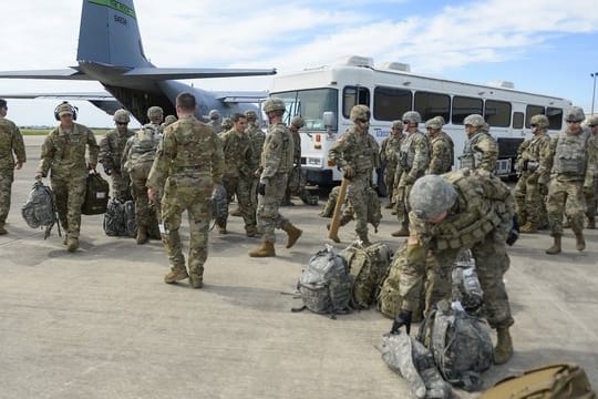 US-Soldaten auf dem Weg zu einer Transportmaschine.