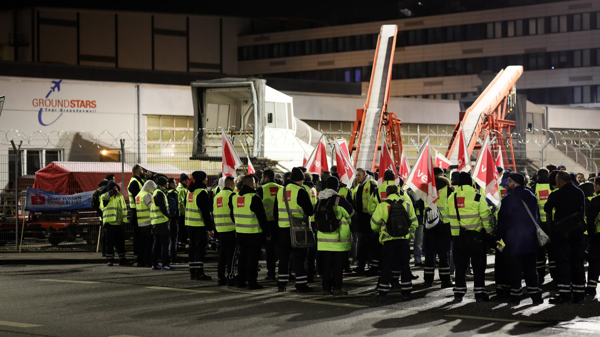 Mitarbeiter Bodenverkehrsdienste nehmen am Flughafen an einem Warnstreik teil. Die Gewerkschaft Verdi hat kurzfristig für Montag zu einem ganztägigen Warnstreik der Bodenverkehrsdienste am Flughafen aufgerufen.