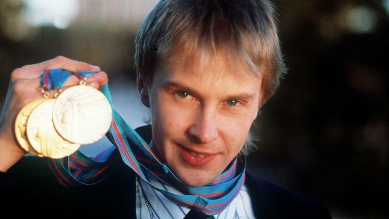 Matti Nykänen im Jahr 1988 mit seinen Olympischen Goldmedaillen aus Calgary.