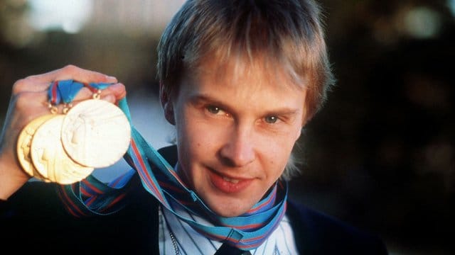 Matti Nykänen im Jahr 1988 mit seinen Olympischen Goldmedaillen aus Calgary. Matti Nykänen im Jahr 1988 mit seinen Olympischen Goldmedaillen aus Calgary.