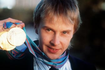 Matti Nykänen im Jahr 1988 mit seinen Olympischen Goldmedaillen aus Calgary.