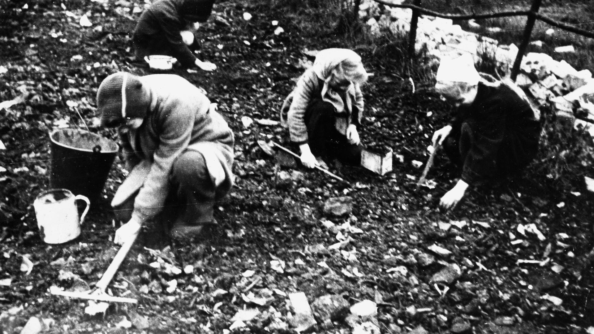 Hamburg im Hungerwinter 1946/1947: Kinder suchen nach Kohle.