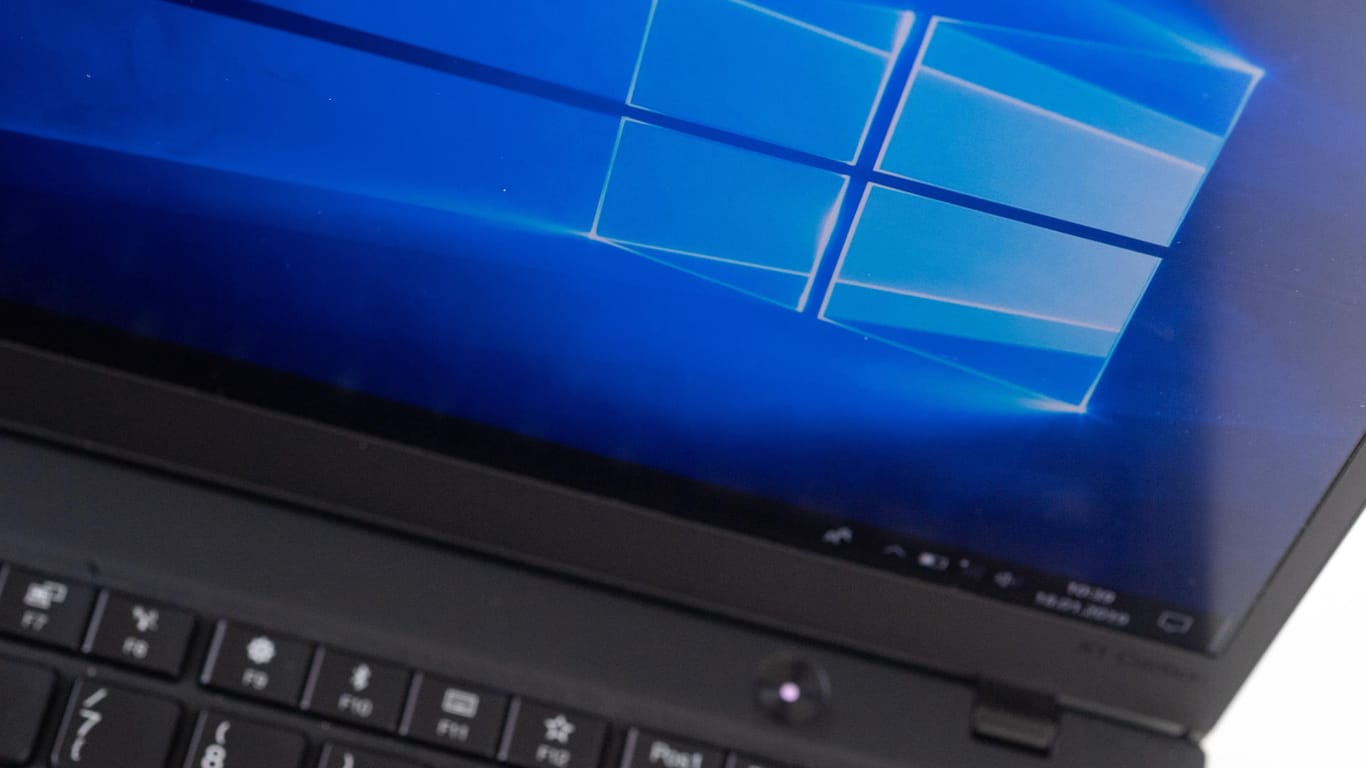 Ein Foto von einem Laptop mit Windows 10 (Symbolbild): Ein Update für den Windows Defender verursacht derzeit Probleme.