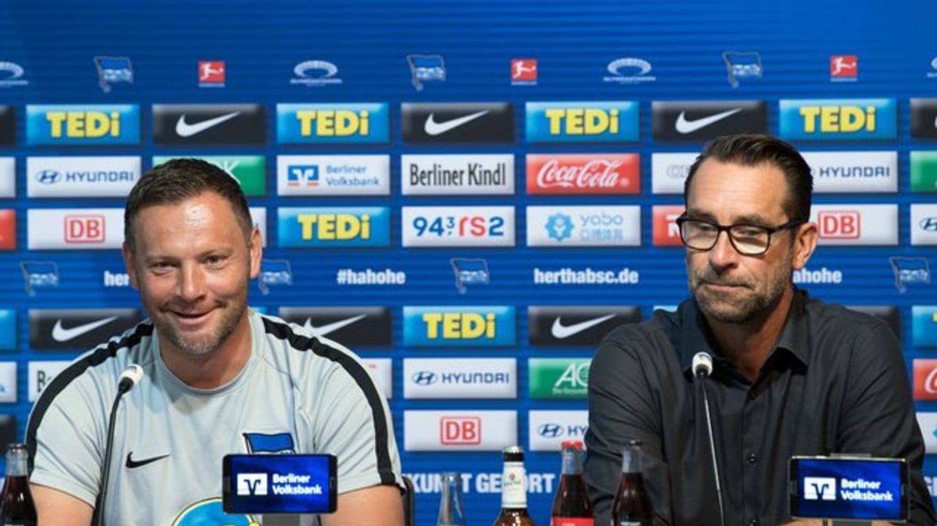 Hertha-Trainer Pal Dardai (l) und Manager Michael Preetz sind nicht immer einer Meinung.