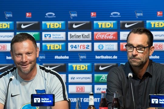 Hertha-Trainer Pal Dardai (l) und Manager Michael Preetz sind nicht immer einer Meinung.