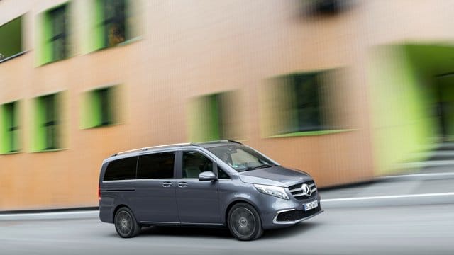 Von außen fällt die überarbeitete V-Klasse vor allem durch eine neue Frontschürze und den retuschierten Grill auf.