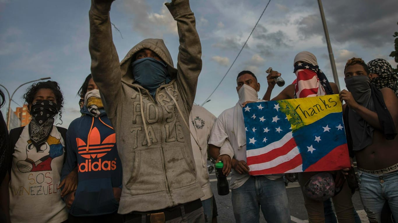 Junge Menschen demonstrieren in Venezuela gegen die Regierung: Die Chancen für Gegenpräsident Guaidó und seine Anhänger sind gut, meint Kolumnist Gerhard Spörl.