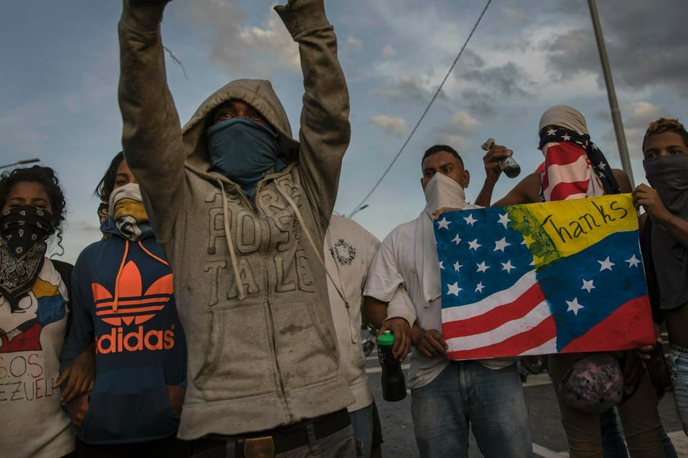 Junge Menschen demonstrieren in Venezuela gegen die Regierung: Die Chancen für Gegenpräsident Guaidó und seine Anhänger sind gut, meint Kolumnist Gerhard Spörl.