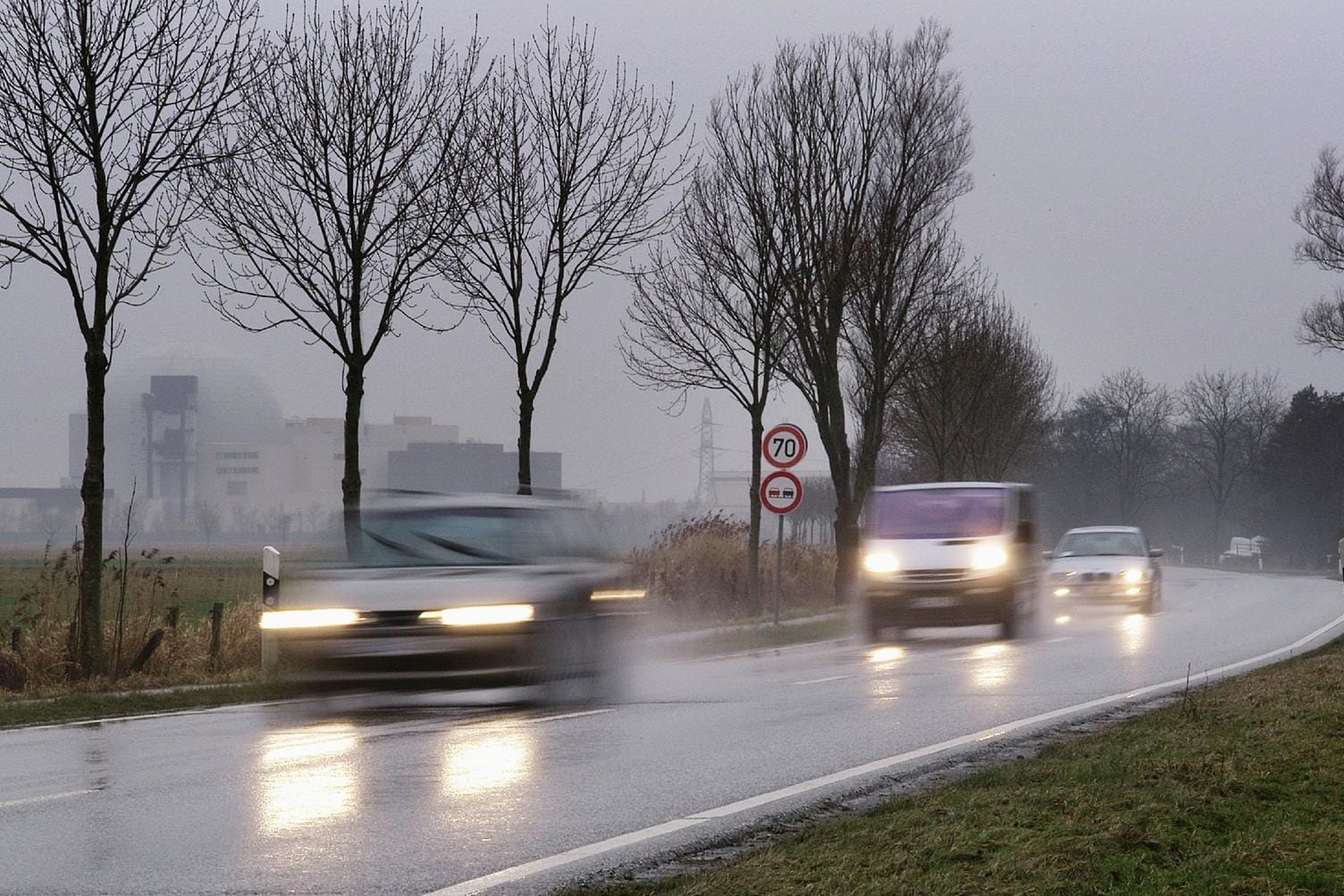 Autos fahren über eine Straße: Städter haben oft die Möglichkeit, auf einen gut ausgebauten öffentlichen Nahverkehr auszuweichen. (Archivbild)