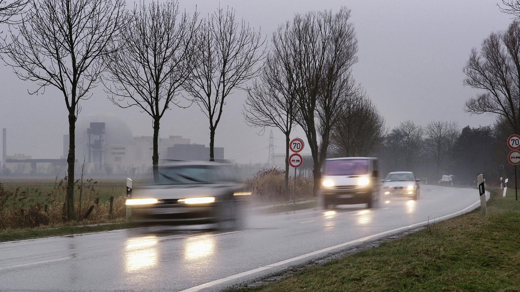 Autos fahren über eine Straße: Städter haben oft die Möglichkeit, auf einen gut ausgebauten öffentlichen Nahverkehr auszuweichen. (Archivbild)