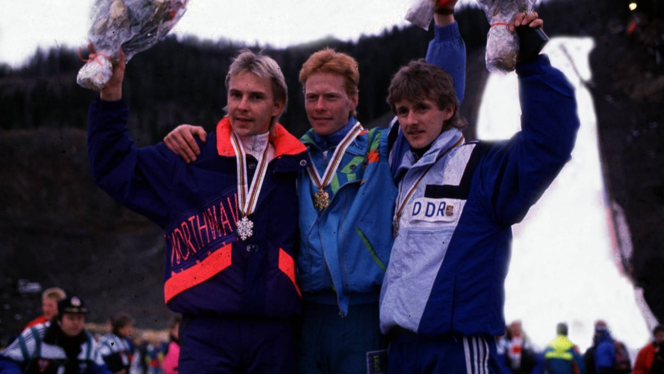 Skiflug-WM 1990 in Vikersund (Norwegen): Matti Nykänen (Silber, v. l.), Dieter Thoma (Gold) und Jens Weißflog (Bronze) gemeinsam auf dem Podium.