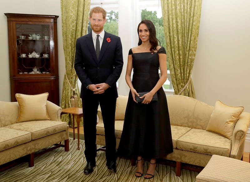 Herzogin Meghan mit Prinz Harry während ihres royalen Neuseelandbesuches: Nicht nur hier trug die Royal ihre Fußnägel rot lackiert.