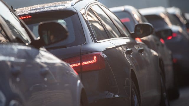 Für 63,9 Prozent der befragten Autofahrer kommt es "eher nicht" oder "auf keinen Fall" in Frage, für den Umweltschutz auf das Auto zu verzichten. Für 63,9 Prozent der befragten Autofahrer kommt es "eher nicht" oder "auf keinen Fall" in Frage, für den Umweltschutz auf das Auto zu verzichten.
