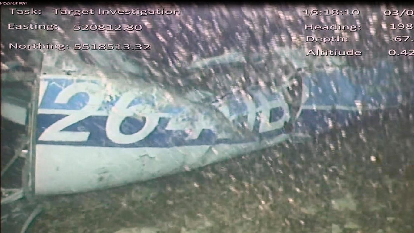 Erste Bilder: Die Verkehrsbehörde Air Accidents Investigation Branch (AAIB) stellte ein Foto eines Flugzeugteiles zur Verfügung.