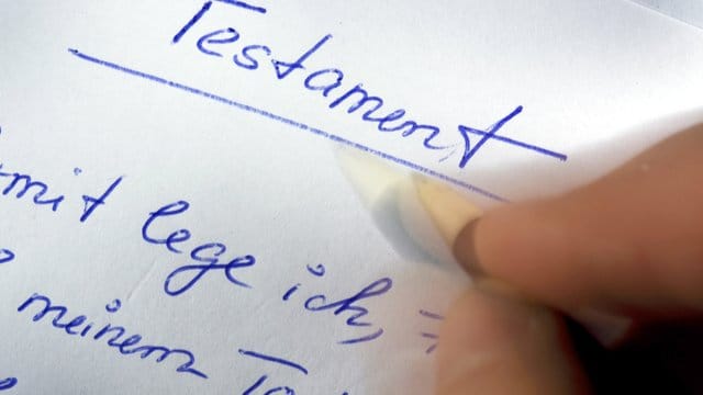 Befinden sich Eheleute noch im Trennungsjahr, steht dem Hinterbliebenen ein Pflichtteil zu - selbst dann, wenn der Verstorbene den Partner testamentarisch enterbt hat. Befinden sich Eheleute noch im Trennungsjahr, steht dem Hinterbliebenen ein Pflichtteil zu - selbst dann, wenn der Verstorbene den Partner testamentarisch enterbt hat.