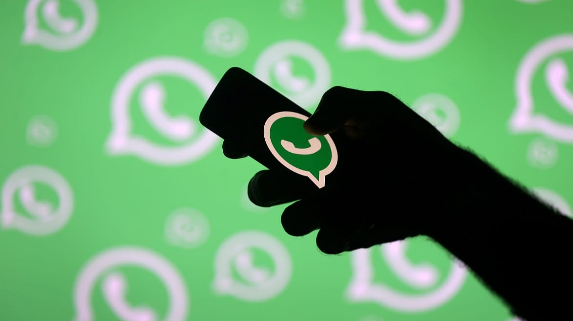 Das WhatsApp-Logo (Symbolbild): Auf iOS-Geräten lässt sich der Messenger mithilfe von Face- oder Touch-ID sperren.