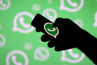 Das WhatsApp-Logo (Symbolbild): Auf iOS-Geräten lässt sich der Messenger mithilfe von Face- oder Touch-ID sperren.