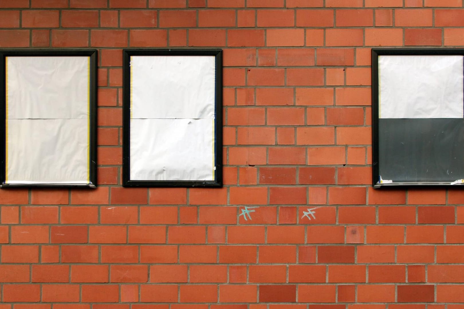 Leere Werbetafeln an einer Wand: Häufig gingen die Werbespots Hand in Hand mit einer Social-Media-Kampagne. (Symbolbild)