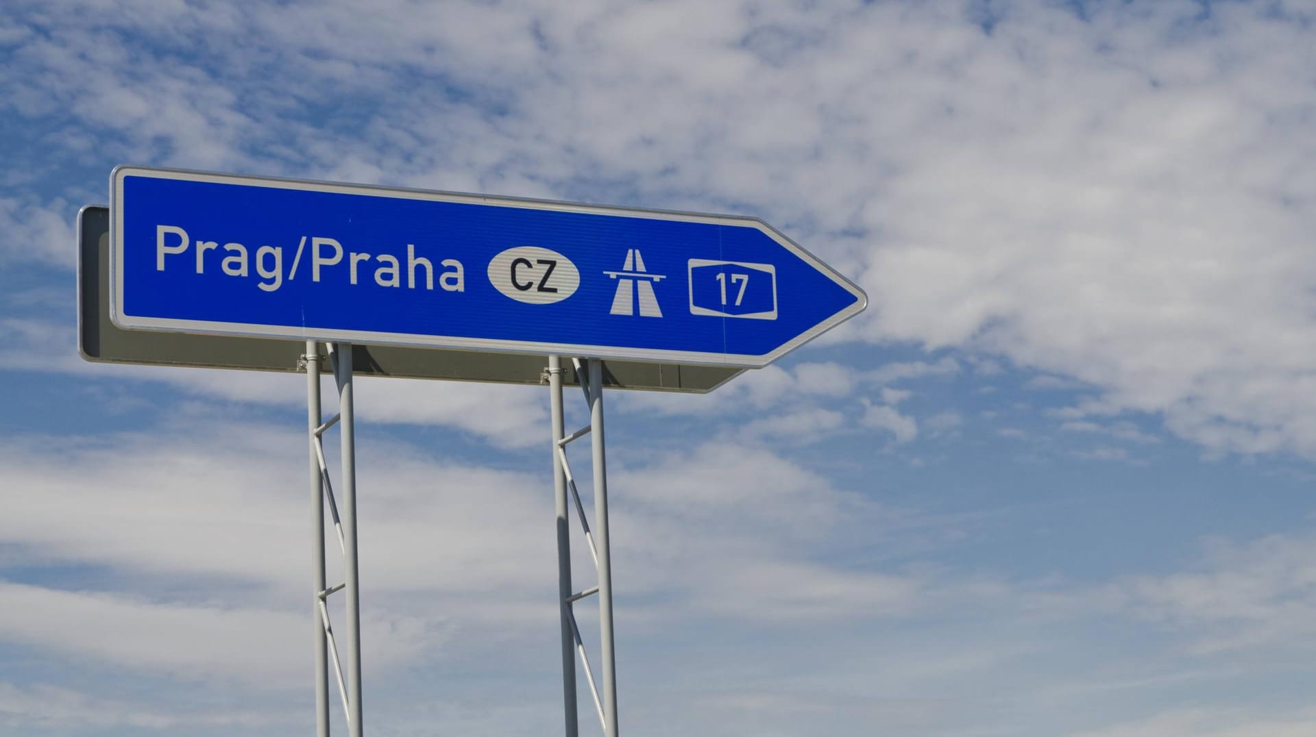 Wegweiser zur Autobahn in Richtung Prag: Die Bundesregierung lehnt die Kleine Anfrage der sorbischen Minderheit ab, auch innerdeutsche Ziele auf Autobahnen zweisprachig zu kennzeichnen. (Symbolbild) Wegweiser zur Autobahn in Richtung Prag: Die Bundesregierung lehnt die Kleine Anfrage der sorbischen Minderheit ab, auch innerdeutsche Ziele auf Autobahnen zweisprachig zu kennzeichnen. (Symbolbild)