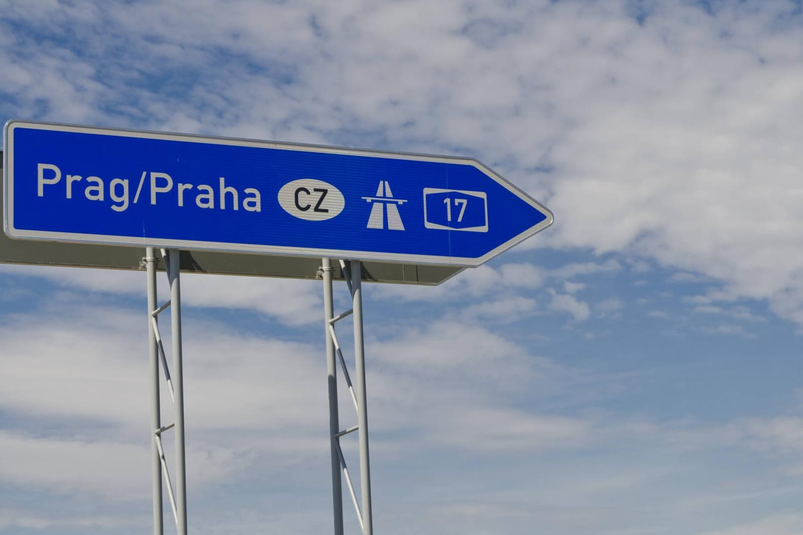 Wegweiser zur Autobahn in Richtung Prag: Die Bundesregierung lehnt die Kleine Anfrage der sorbischen Minderheit ab, auch innerdeutsche Ziele auf Autobahnen zweisprachig zu kennzeichnen. (Symbolbild)
