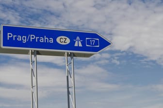 Wegweiser zur Autobahn in Richtung Prag: Die Bundesregierung lehnt die Kleine Anfrage der sorbischen Minderheit ab, auch innerdeutsche Ziele auf Autobahnen zweisprachig zu kennzeichnen. (Symbolbild)