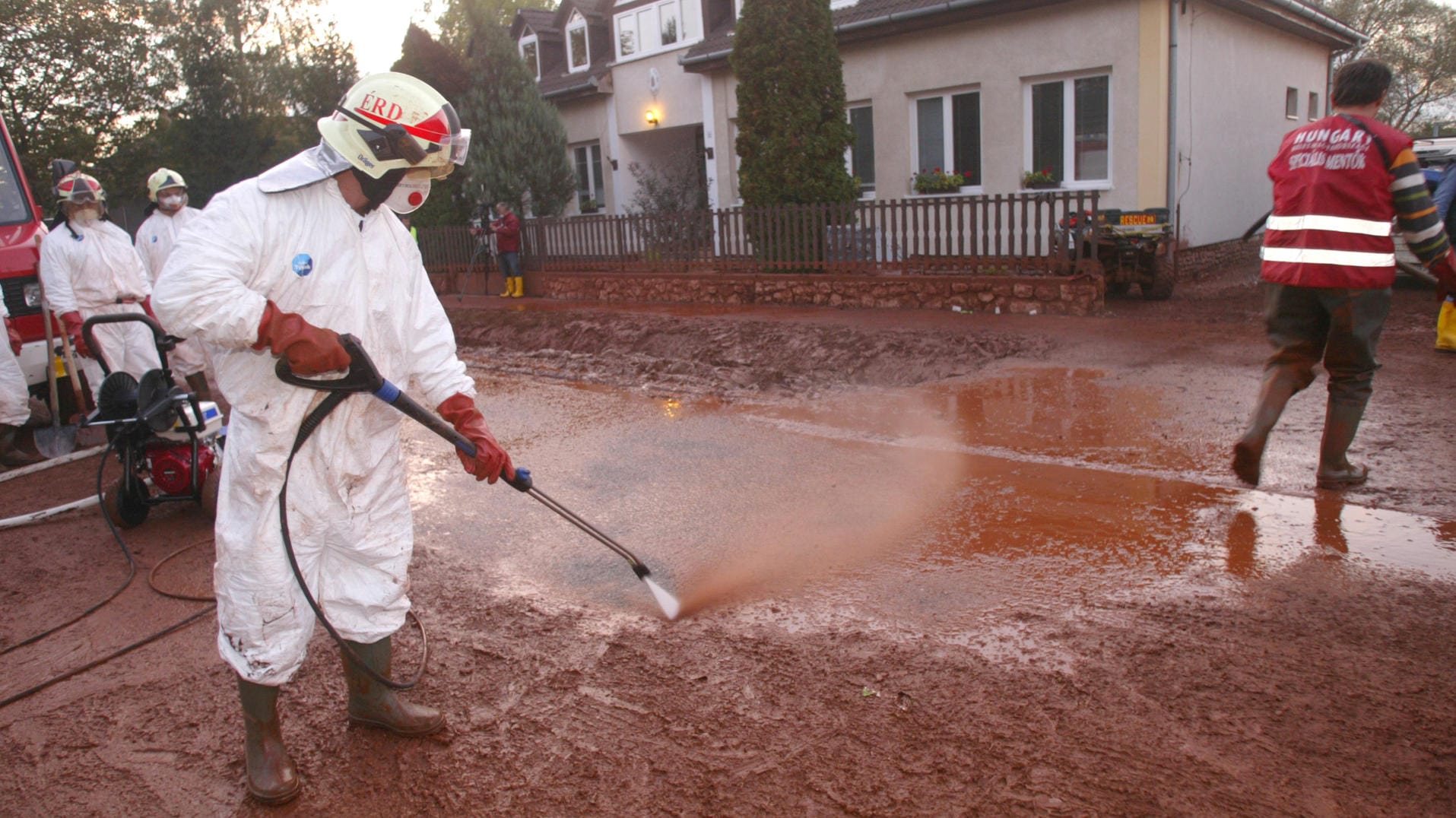 Aufräumarbeiten in Ungarn: Der Chemieunfall war eine der schlimmsten Umweltkatastrophen in dem Land. Acht Menschen starben.