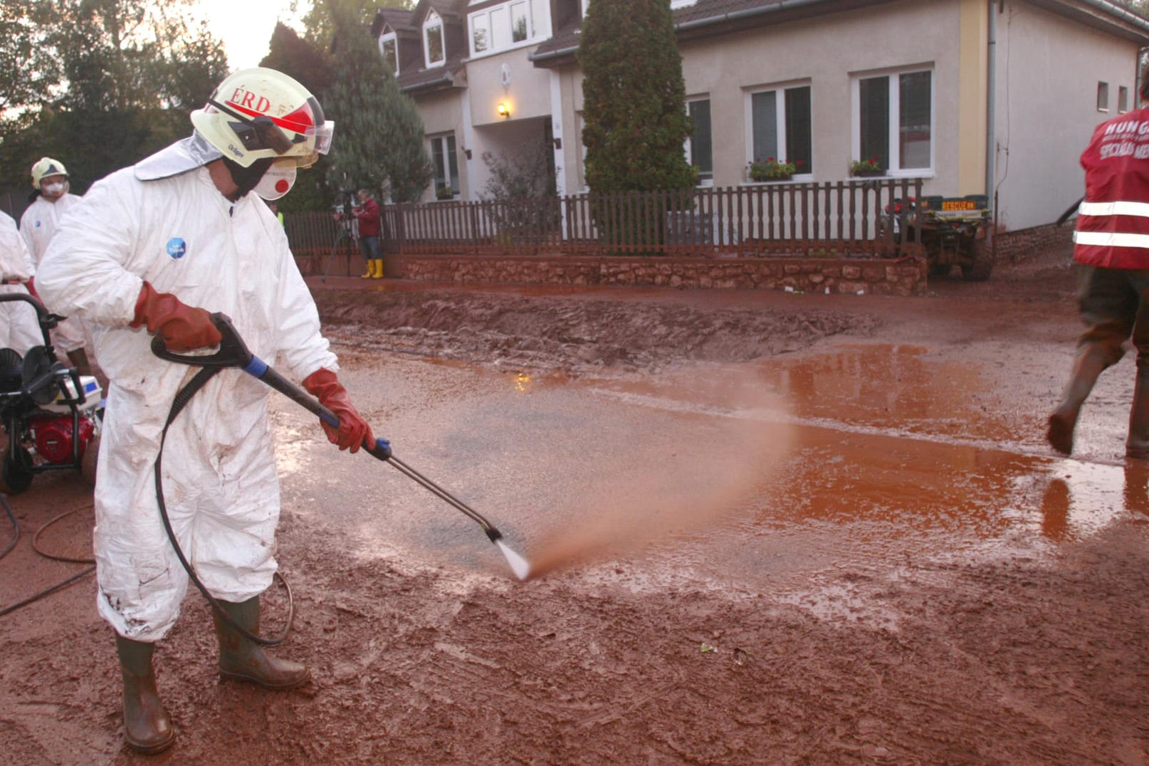 Aufräumarbeiten in Ungarn: Der Chemieunfall war eine der schlimmsten Umweltkatastrophen in dem Land. Acht Menschen starben.