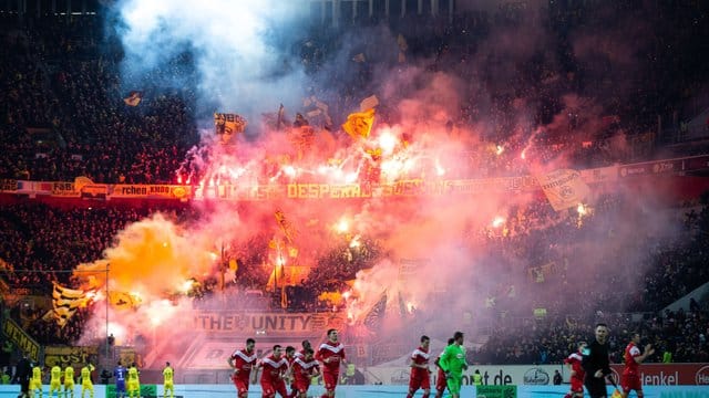 Zündelei mit Folgen: BVB-Fans brennen in Düsseldorf Pyrotechnik ab.
