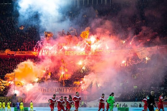 Zündelei mit Folgen: BVB-Fans brennen in Düsseldorf Pyrotechnik ab.