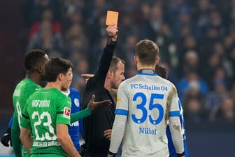 Rot: Schiedsrichter Marco Fritz schickt Schalke-Keeper Alexander Nübel vom Platz.