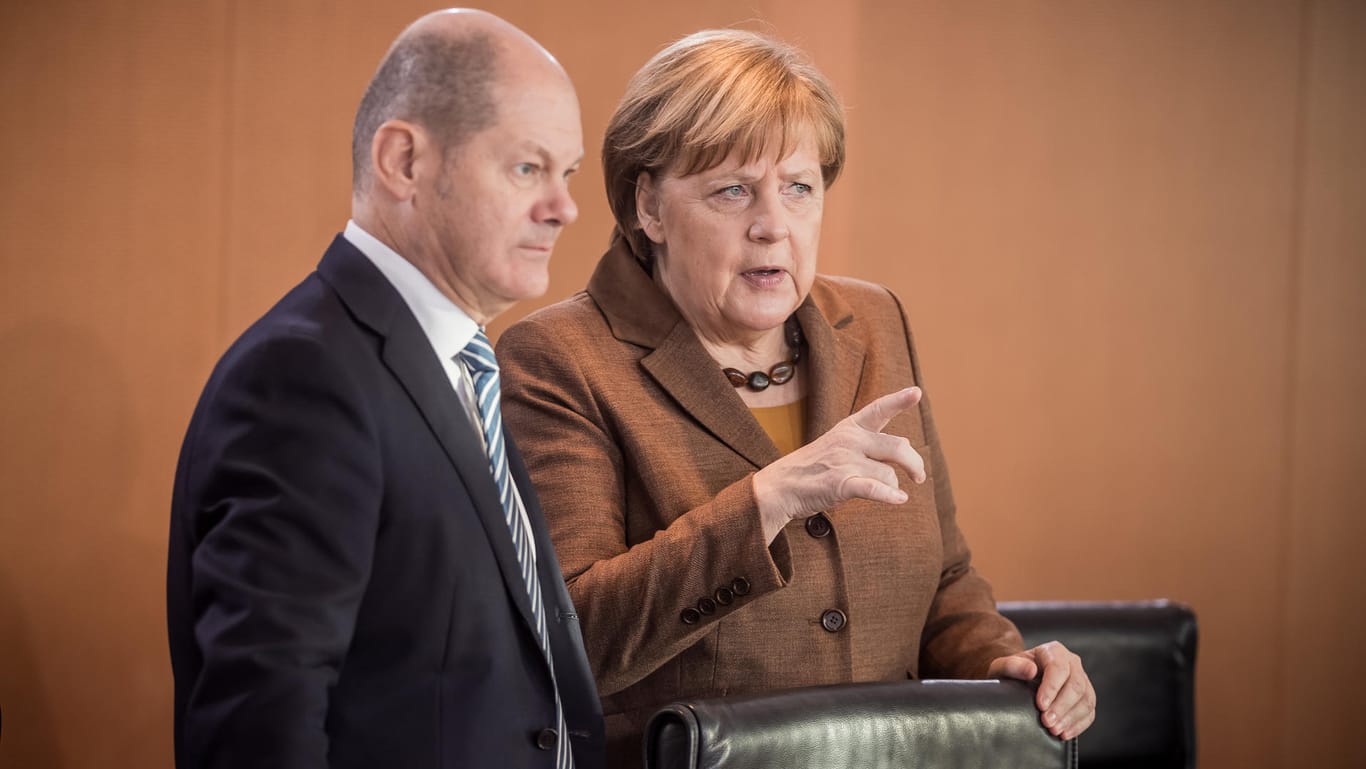 Kanzlerin Angela Merkel und Finanzminister Olaf Scholz: Weil der Bundesregierung nun Milliarden im Haushalt fehlen, werden Prestigeprojekte nur noch finanziert werden können, wenn an andere Stelle Geld gespart wird.