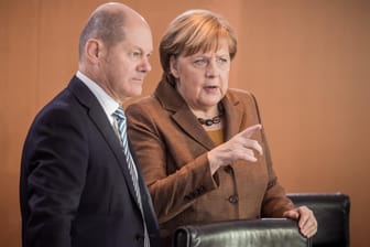 Kanzlerin Angela Merkel und Finanzminister Olaf Scholz: Weil der Bundesregierung nun Milliarden im Haushalt fehlen, werden Prestigeprojekte nur noch finanziert werden können, wenn an andere Stelle Geld gespart wird.