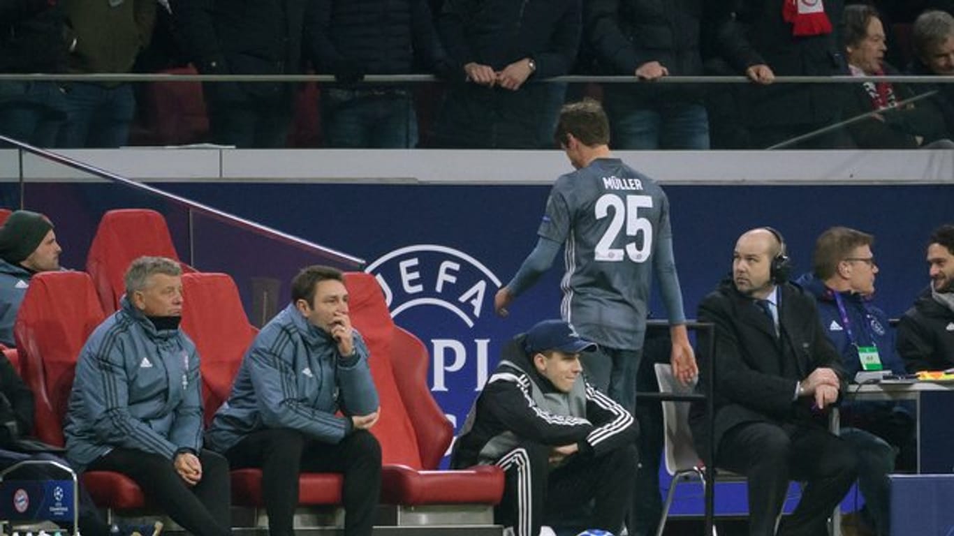 Bleint nach seiner Roten Karte bei Ajax Amsterdam gegen Liverpool gesperrt: Bayerns Thomas Müller.