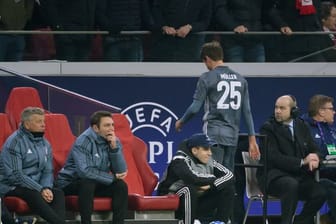 Bleint nach seiner Roten Karte bei Ajax Amsterdam gegen Liverpool gesperrt: Bayerns Thomas Müller.