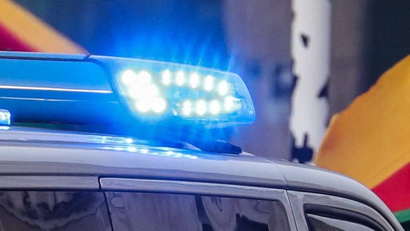 Blaulicht: Bei einem Messerangriff in einem Gebäude des Wuppertaler Bezirksozialdiensts sind zwei Menschen schwer verletzt worden. (Symbolbild)