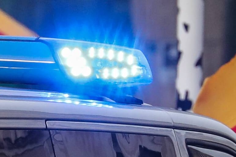 Blaulicht: Bei einem Messerangriff in einem Gebäude des Wuppertaler Bezirksozialdiensts sind zwei Menschen schwer verletzt worden. (Symbolbild)