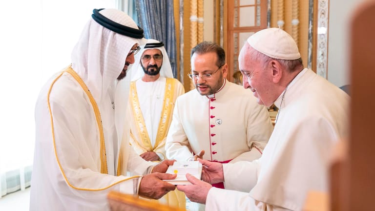 Papst Franziskus mit dem Kronprinz der Vereinigten Arabischen Emirate, Said Al Nahjan im Präsidentenpalast. Noch nie ist ein Papst auf die arabische Halbinsel gefahren.