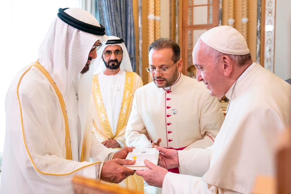 Papst Franziskus mit dem Kronprinz der Vereinigten Arabischen Emirate, Said Al Nahjan im Präsidentenpalast. Noch nie ist ein Papst auf die arabische Halbinsel gefahren.