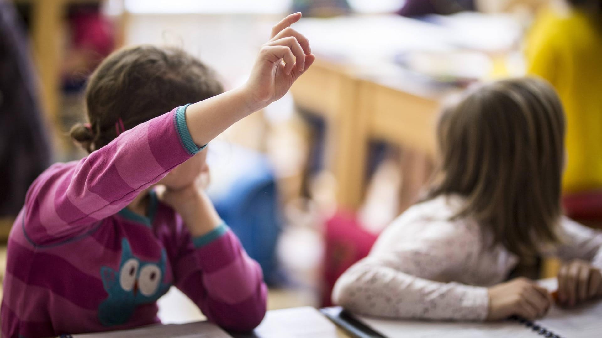 Zeugnisvergabe: Mit der Aktion "Warmer-Pulli-Tag" will eine Grundschule in Düsseldorf Möglichkeiten des Energieeinsparens ausprobieren. (Symbolbild)