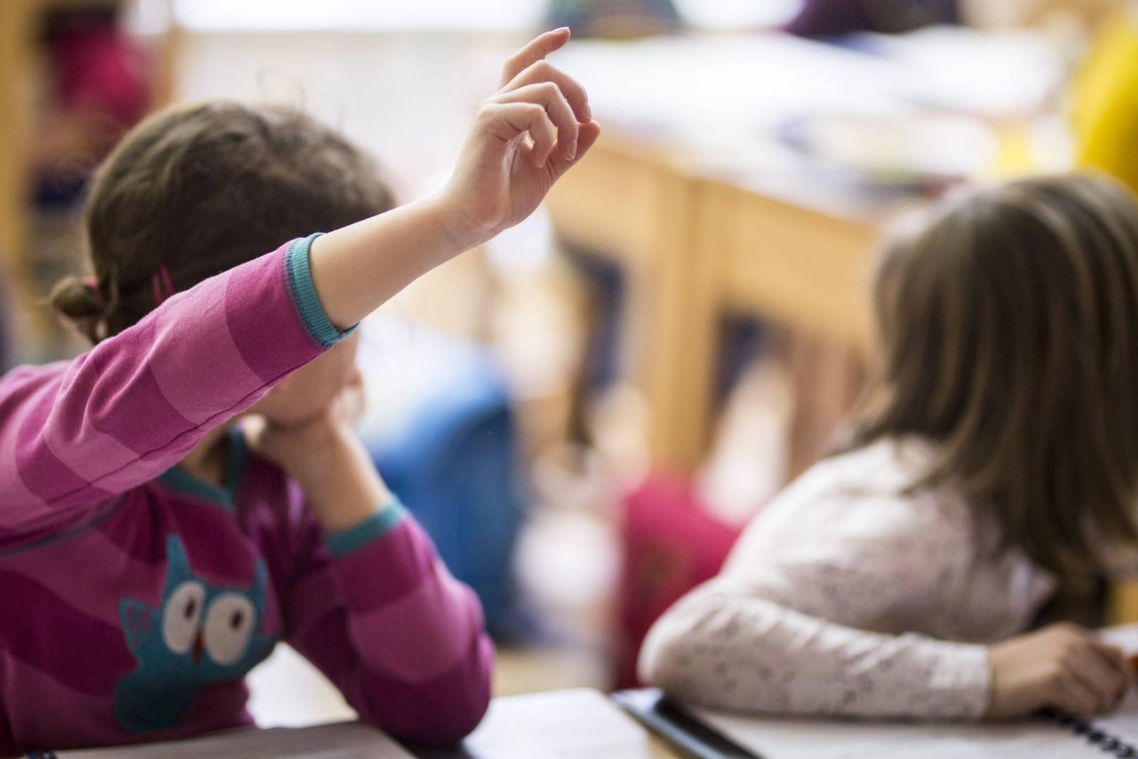 Zeugnisvergabe: Mit der Aktion "Warmer-Pulli-Tag" will eine Grundschule in Düsseldorf Möglichkeiten des Energieeinsparens ausprobieren. (Symbolbild)