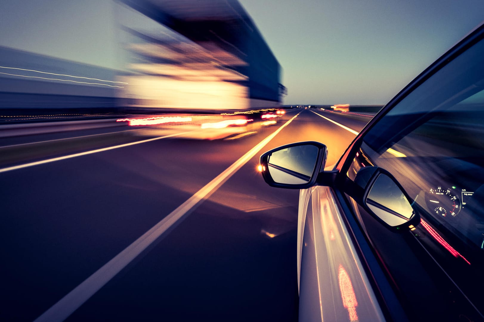 Fahrt auf der Autobahn: Die Deutschen hielten sich zum Jahresauftakt beim Kauf neuer Fahrzeuge etwas zurück. Ein Plus gab es jedoch bei den Dieseln.