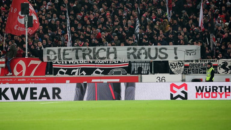 Klare Meinung: Einige Fans des VfB Stuttgart in der Canstatter Kurve protestierten gegen Wolfgang Dietrich.