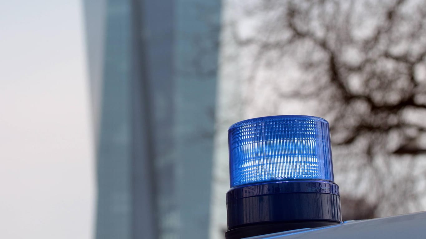 München: Ein Mann hat ein Blaulicht auf sein Autodach montiert und wollte so die Parkgebühren umgehen. (Symbolbild)