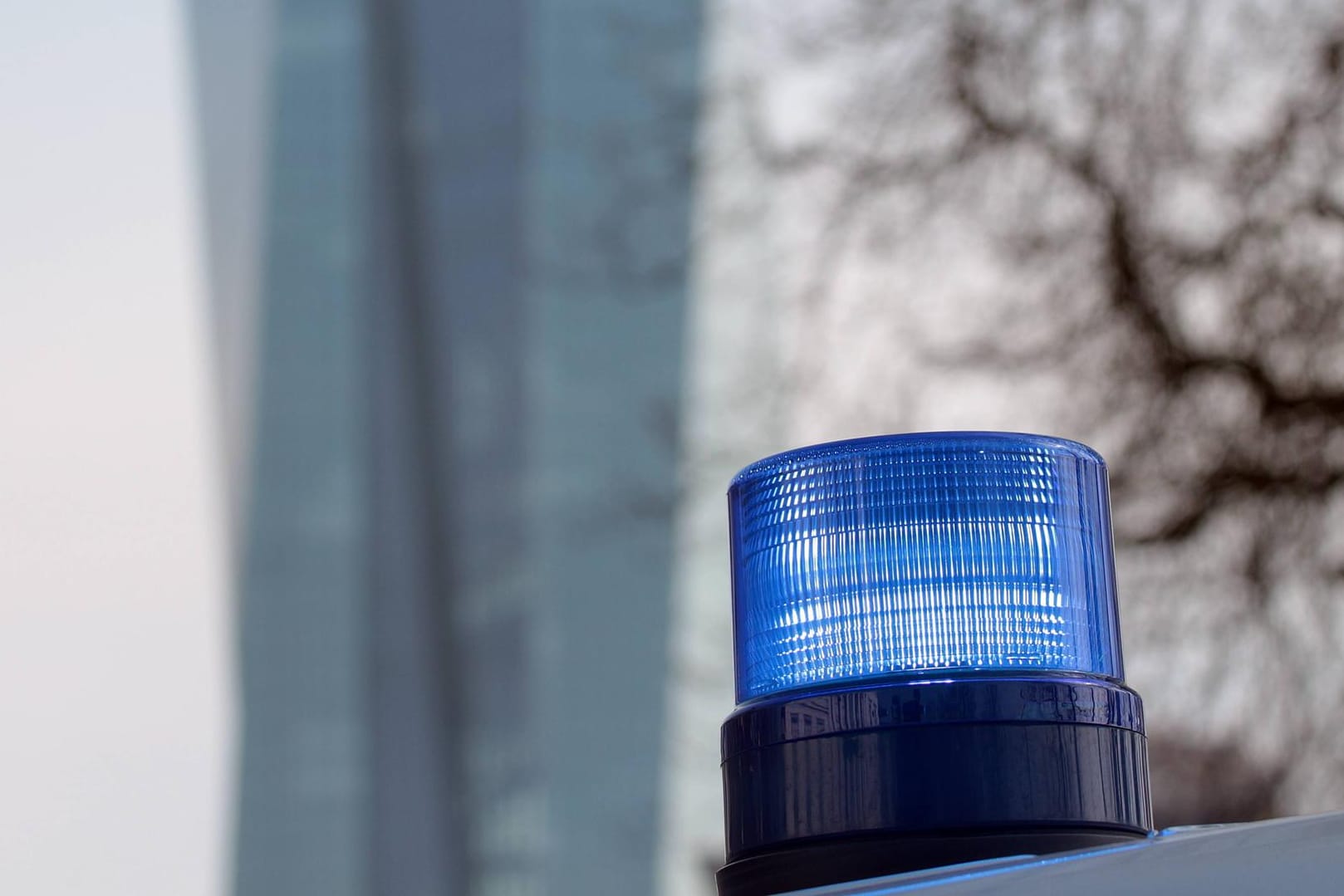München: Ein Mann hat ein Blaulicht auf sein Autodach montiert und wollte so die Parkgebühren umgehen. (Symbolbild)